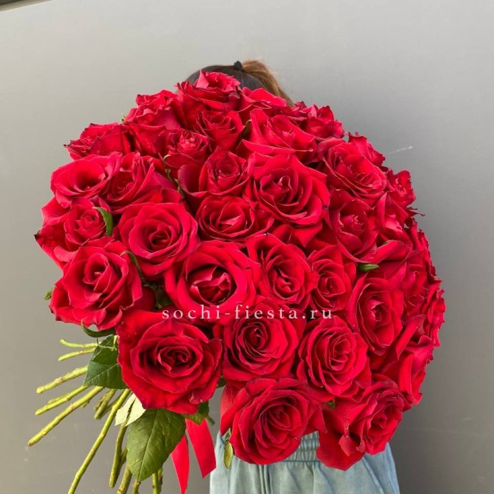 35 красных роз под ленту с доставкой в Южно-Сахалинске