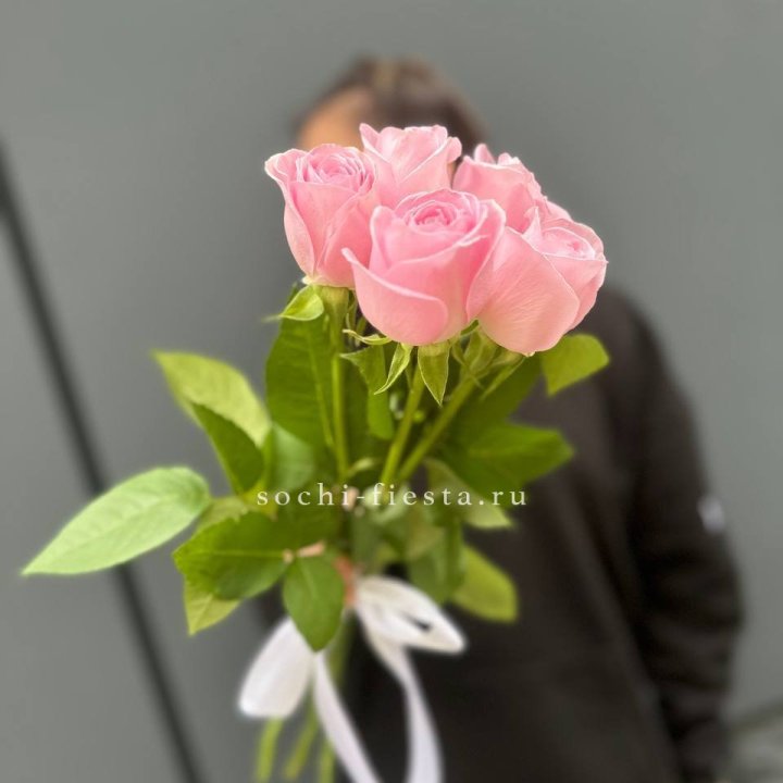 Букет 5 розовых роз  в Южно-Сахалинске