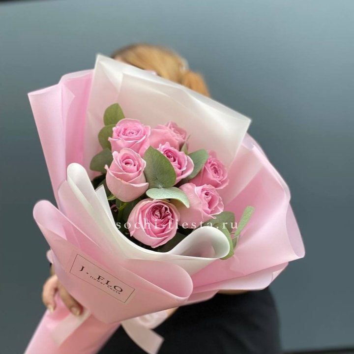 7 розовых роз с эвкалиптом в Южно-Сахалинске