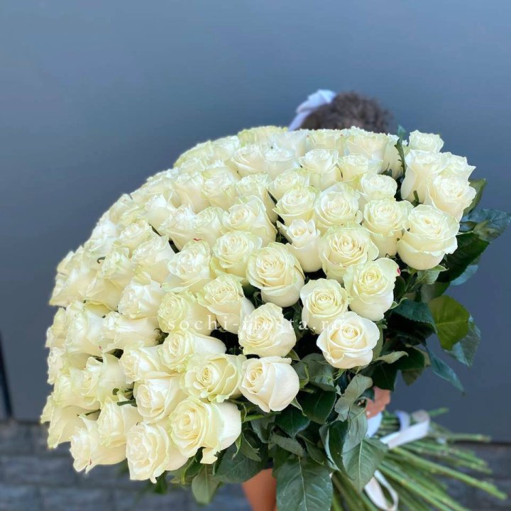 101 белая высокая роза в Южно-Сахалинске