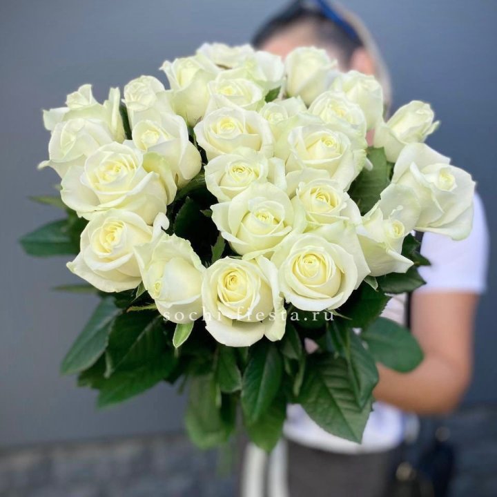 Голландские розы белые 25 с доставкой в Южно-Сахалинске