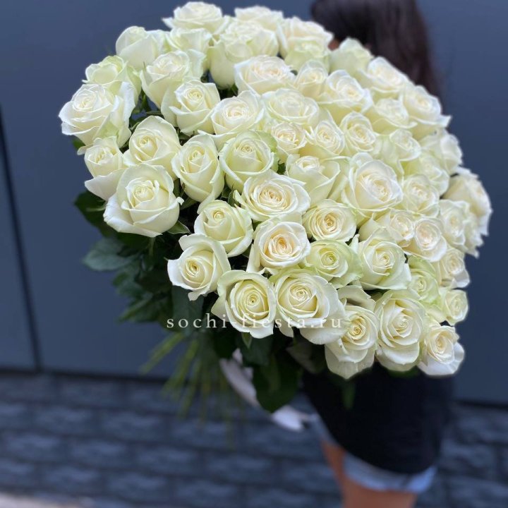 51 белоснежная высокая роза с доставкой в Южно-Сахалинске