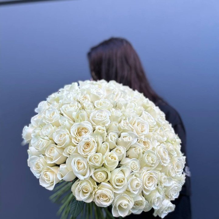 Охапка из 101 белой розы  в Южно-Сахалинске