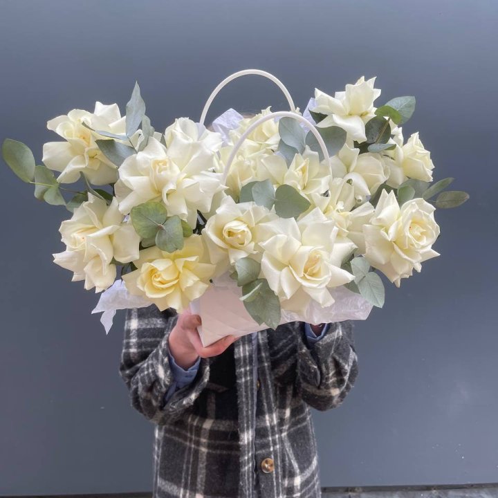 15 белых роз в сумочке в Южно-Сахалинске